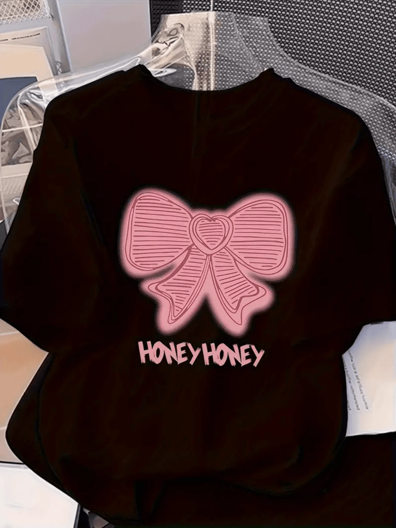 Gran lazo rosado con forma de corazón en el centro representa dulzura y ternura con palabras HONEY HONEY que evocan cari?o y energía positiva camiseta de mujer manga corta casual moderna para uso diario - Negro - Ver 1