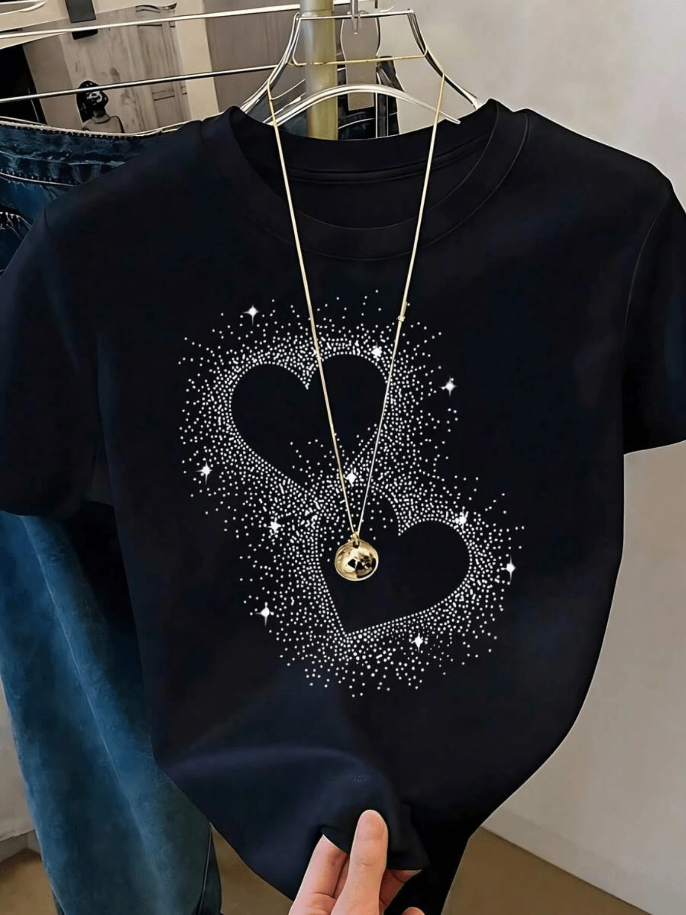 Two Hearts Formed By Small Dots And Surrounded By Sparkles Symbolize Eternal Union And Shared Energy With A Modern Romantic Touch. Women's Casual White T-Shirt With Elegant Artistic Print - 黑色 - 查看 1