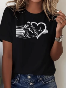Motocicleta poderosa avanzando con velocidad frente a un corazón que simboliza la pasión y la libertad del movimiento camiseta de mujer casual moderna cómoda para diario - Negro - Ver 1