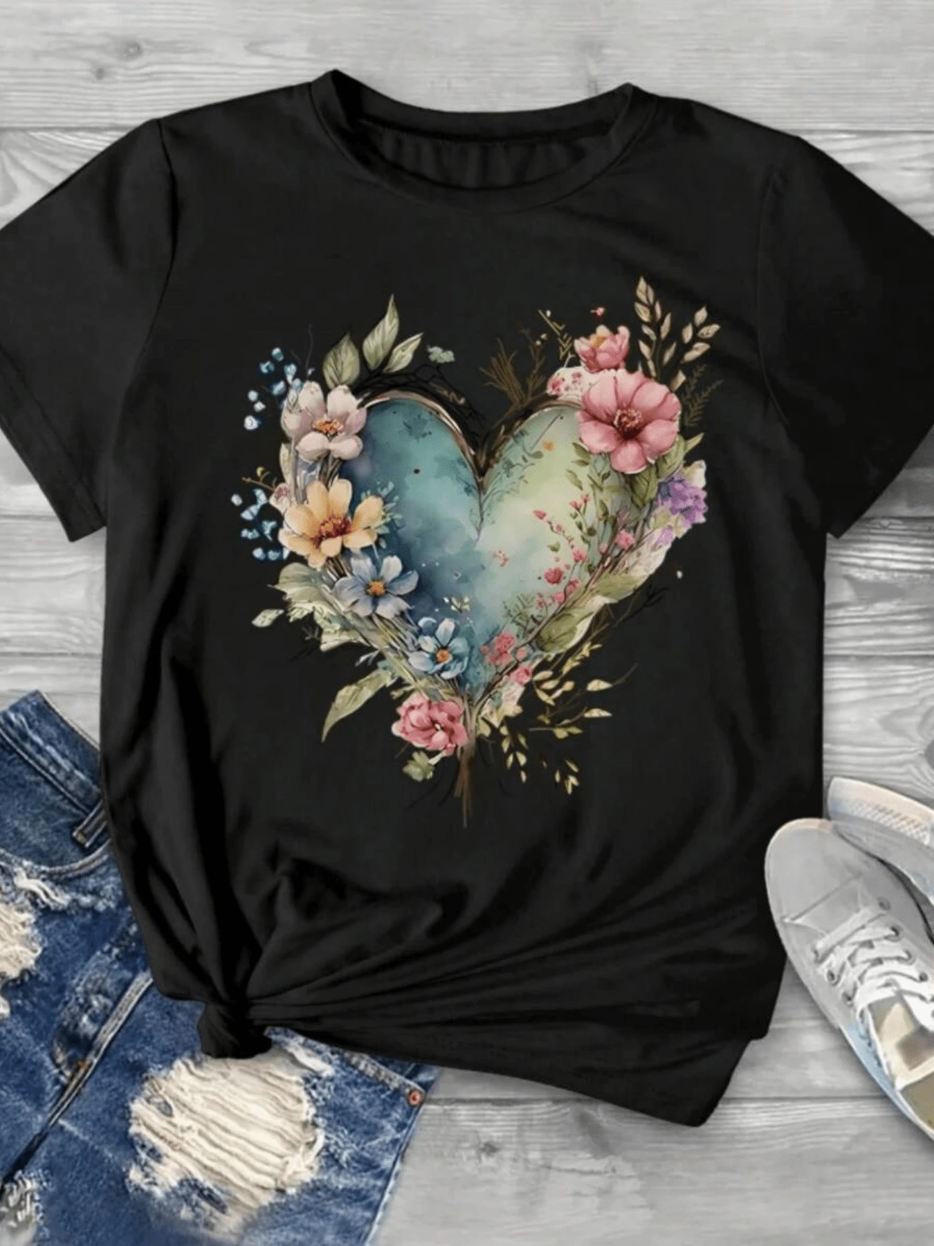Blue Heart Surrounded By Wildflowers Symbolizing Serenity, Natural Love And Hope With Soft Tones That Evoke Harmony And Connection With Nature. Casual, Comfortable And Modern Women's T-Shirt - 黑色 - 查看 1