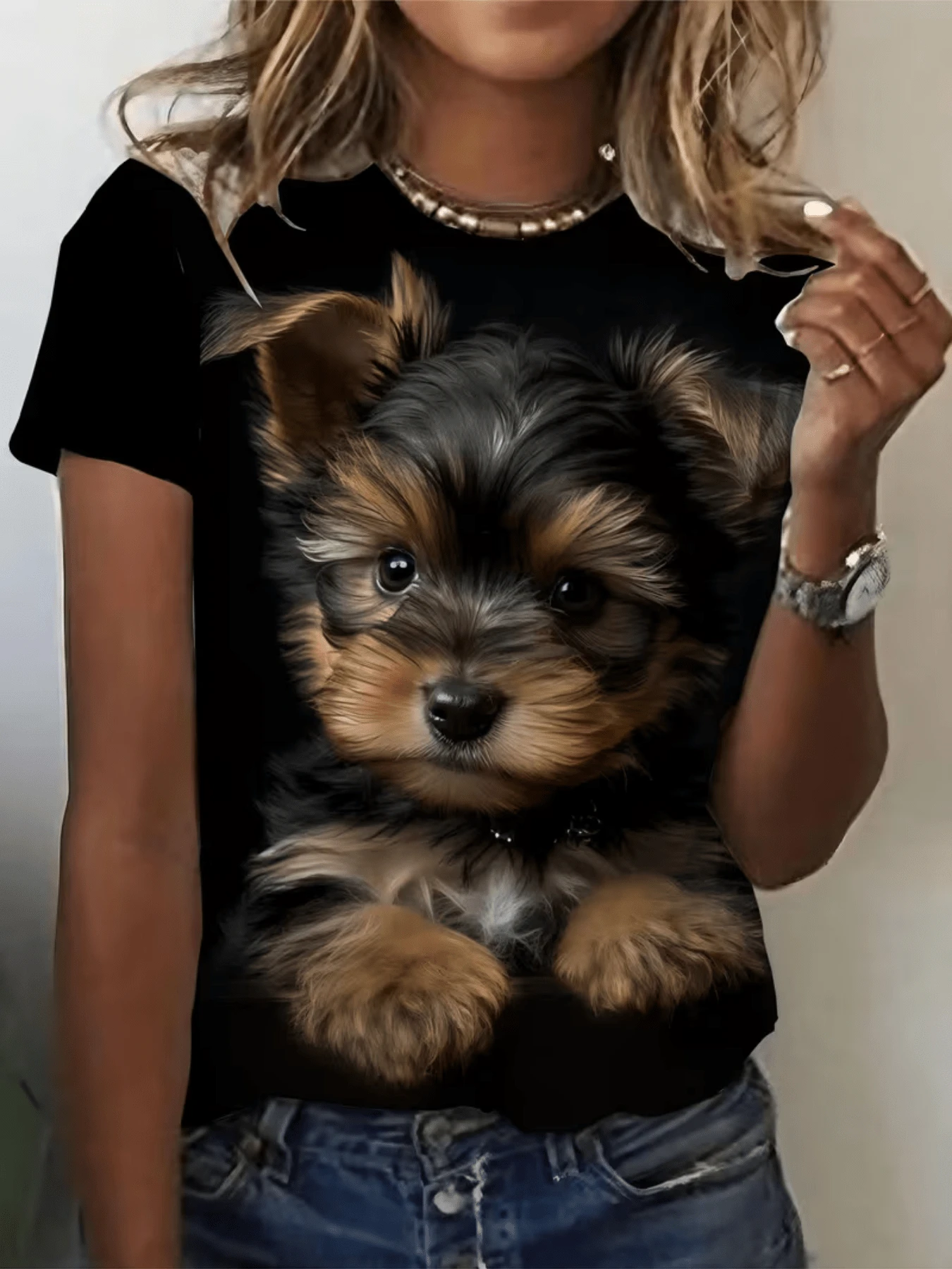 Adorable Yorkshire Terrier Puppy With A Sweet Gaze That Conveys Love And Loyalty, Reflecting The Sincere Connection Between Humans And Pets. Comfortable And Modern Casual Women's T-Shirt For Everyday Wear. - 黑色 - 查看 1