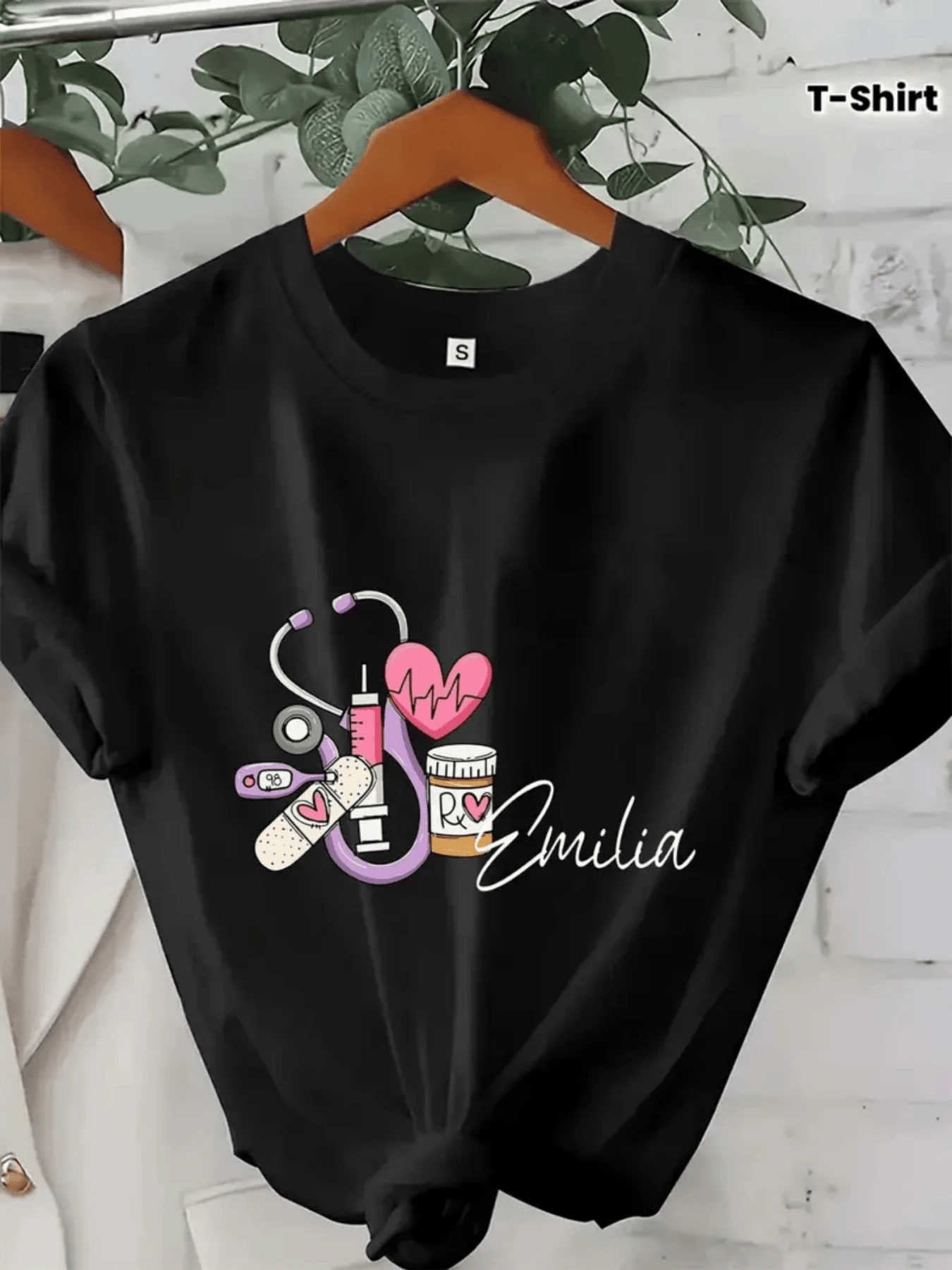 Corazón con estetoscopio jeringa y frasco médico que simboliza el amor por la profesión sanitaria y la dedicación al cuidado camiseta de mujer con estampado moderno y mensaje inspirador - Negro - Ver 1