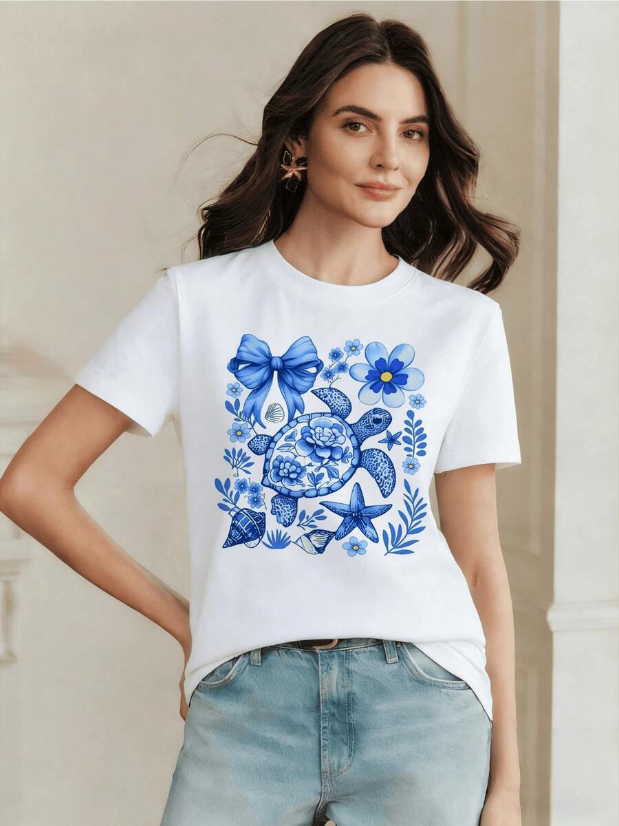 Tortuga azul rodeada de flores del océano que simboliza tranquilidad conexión con la naturaleza y energía marina positiva camiseta de mujer casual elegante y cómoda para uso diario - Blanco - Ver 1