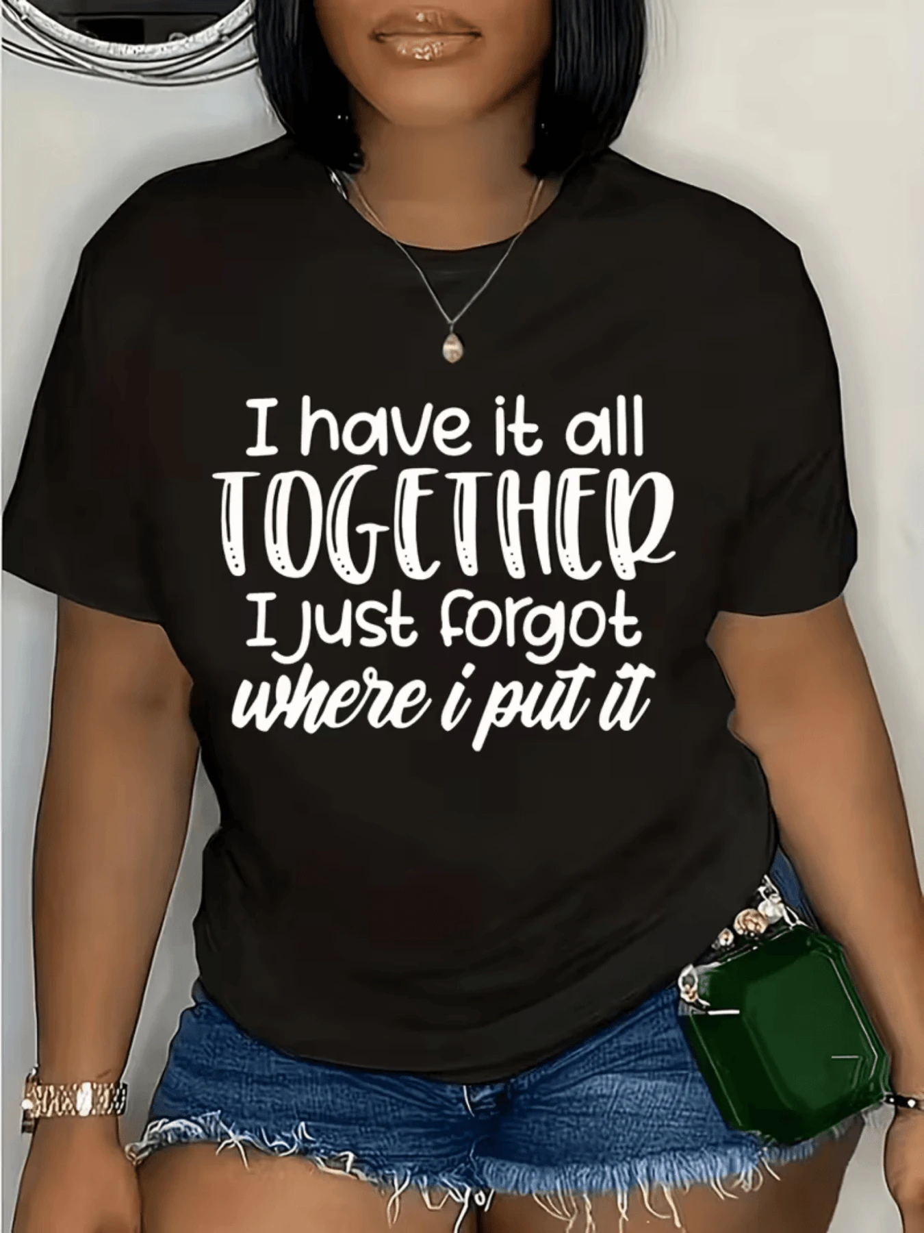 Frase divertida que expresa humor sobre la vida y el equilibrio personal mostrando una actitud relajada y segura con letras grandes y llamativas camiseta de mujer casual para uso diario cómoda y moderna - Negro - Ver 1