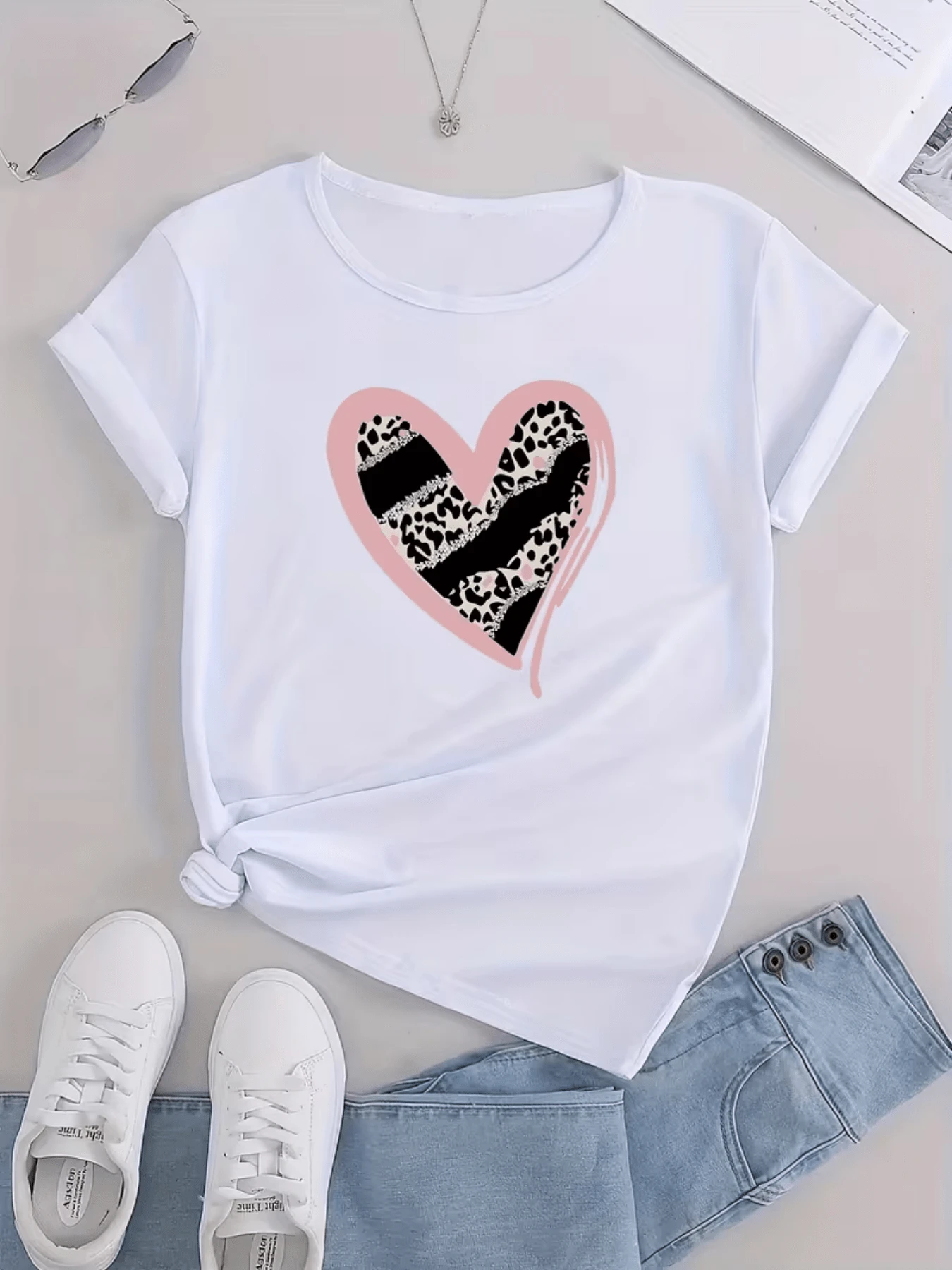 Heart With Leopard Print And Stripes Representing Strength, Passion And Tenderness Combined In A Modern And Feminine Symbol. Comfortable White Casual Women's T-Shirt For Everyday Wear - 白色 - 查看 1
