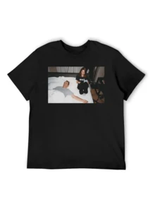 Artistic Photograph Depicting An Everyday Scene In A Room Where One Person Rests And Another Observes, Creating An Atmosphere Of Intimate Calm And Reflection. Modern, Casual, Elegant Women's T-Shirt For Everyday Wear. - 黑色 - 查看 1