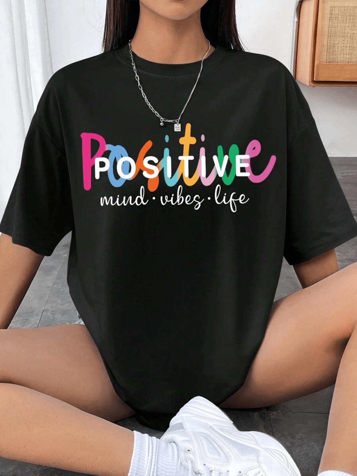 Colorful Words That Convey Optimistic Energy And Encourage You To Enjoy Life With An Open Mind And Good Vibes In Every Moment. Women's Casual, Modern, Comfortable T-Shirt For Everyday Wear. - 黑色 - 查看 1