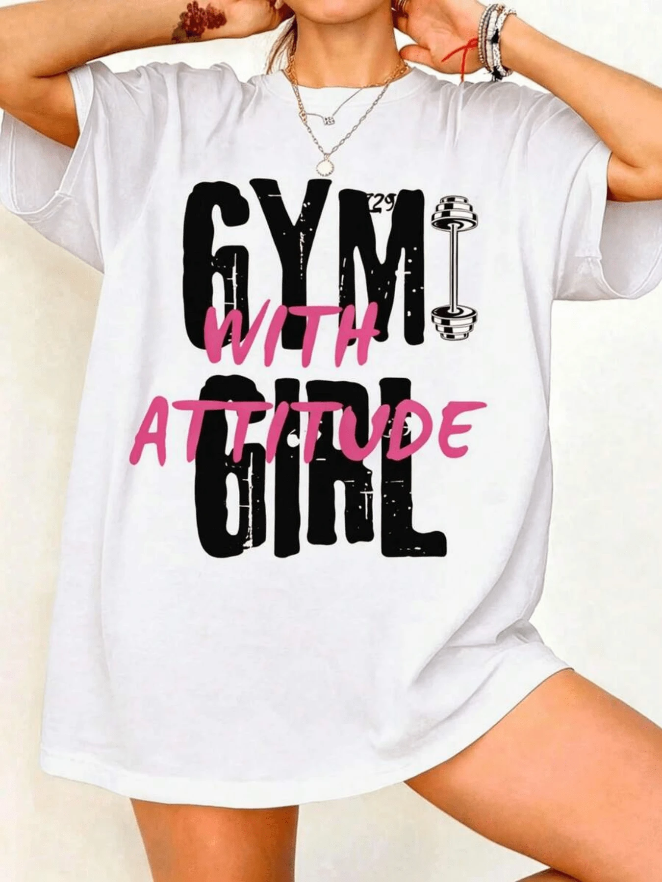 Motivational Text Expressing Feminine Strength And Determination With Large Black And Pink Typography, Accompanied By A Dumbbell Symbolizing Power And A Positive Attitude. A Modern, Comfortable, Casual Women's T-Shirt For Training Or Everyday Wear. - 白色 - 查看 1