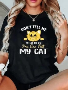 Gato amarillo con expresión divertida que simboliza independencia y humor mostrando una actitud libre y desenfadada ideal para quienes aman su espacio y personalidad camiseta de mujer casual cómoda y moderna - Negro - Ver 1