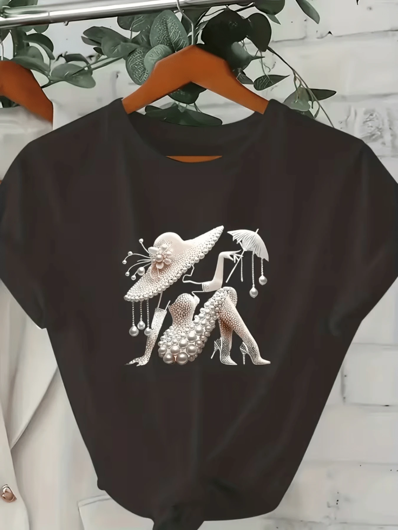 An Elegant Figure Formed By Pearls Depicts A Sophisticated Woman With A Large Hat, High Heels, And Sparkling Accessories, Showcasing Timeless Elegance And Beauty. A Modern, Comfortable, And Stylish Casual Women's T-Shirt. - 黑色 - 查看 1