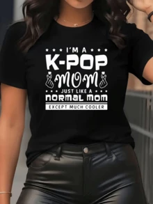 Frase divertida que expresa orgullo de ser mamá fan de K?Pop con tipografía moderna y símbolos de manos en forma de corazón camiseta de mujer casual cómoda para uso diario - Negro - Ver 8