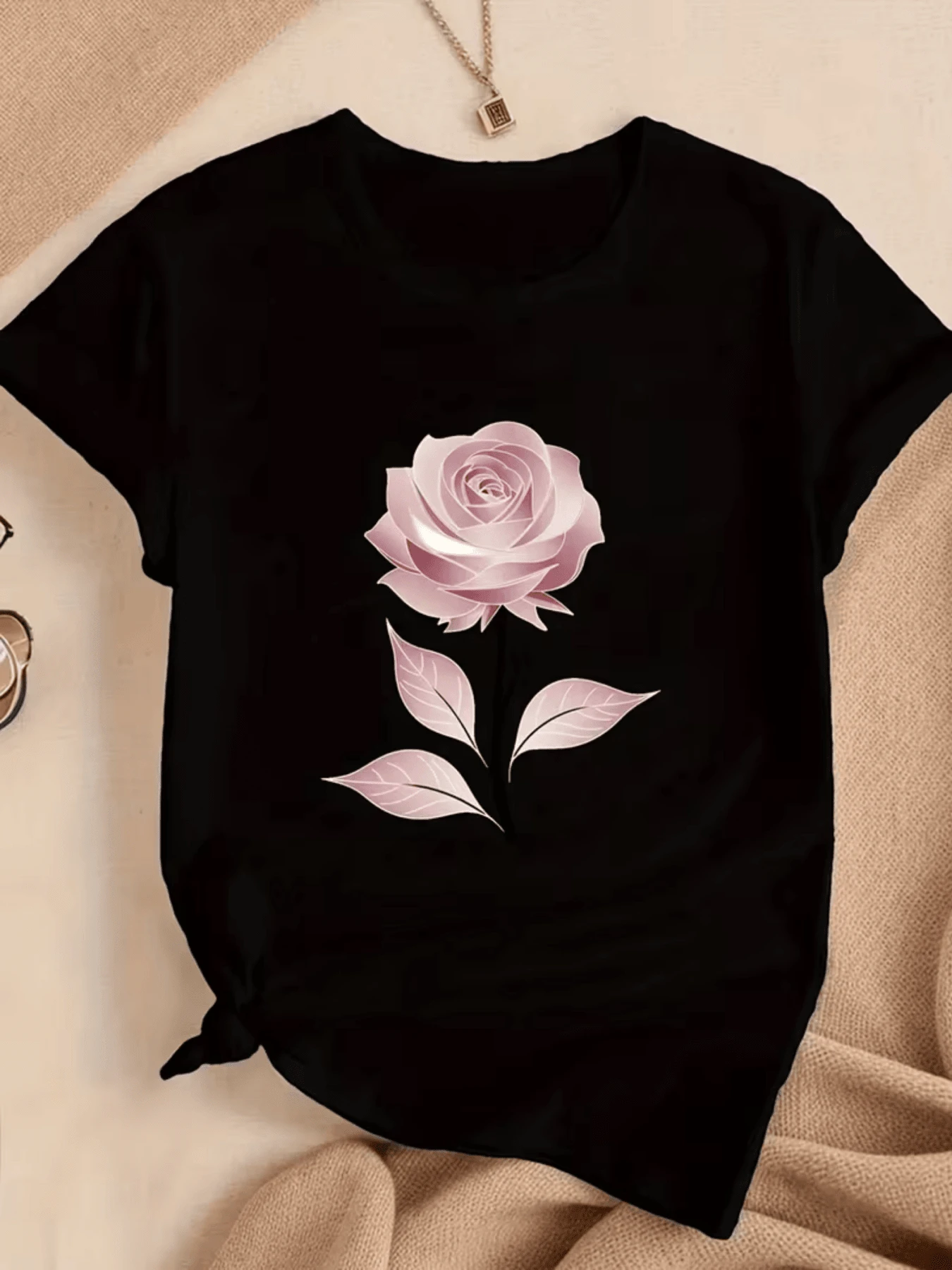 Soft Rose Symbolizing Love, Serenity, And Feminine Strength, With Petals In Pink Tones That Evoke Elegance And Calm. Comfortable And Modern Women's T-Shirt For Everyday Wear. - 黑色 - 查看 1