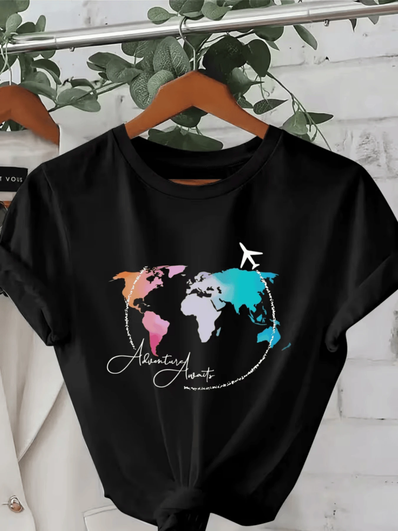 Colorful World Map With An Airplane Symbolizing The Passion For Travel And The Freedom To Explore New Destinations, Inspiring Limitless Dreams And Adventures. Modern Casual Women's T-Shirt - 黑色 - 查看 1