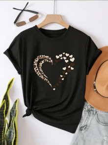 Heart Formed By Leopard Spots And Small Hearts Symbolizing Wild Energy And Free Love In Perfect Harmony. Women's Casual, Modern, Comfortable T-Shirt Ideal For Everyday Wear. - 黑色 - 查看 1