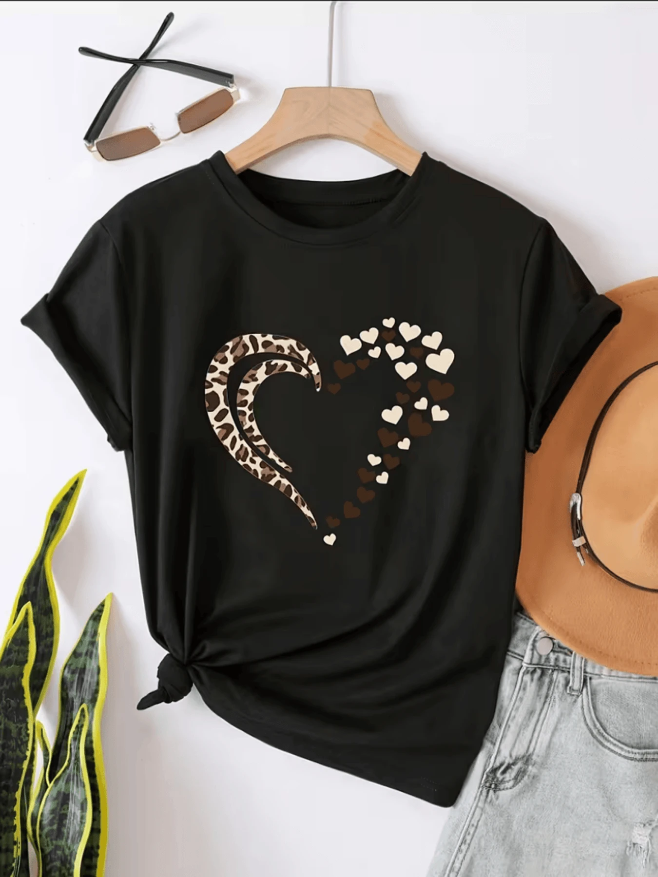 Heart Formed By Leopard Spots And Small Hearts Symbolizing Wild Energy And Free Love In Perfect Harmony. Women's Casual, Modern, Comfortable T-Shirt Ideal For Everyday Wear. - 黑色 - 查看 1