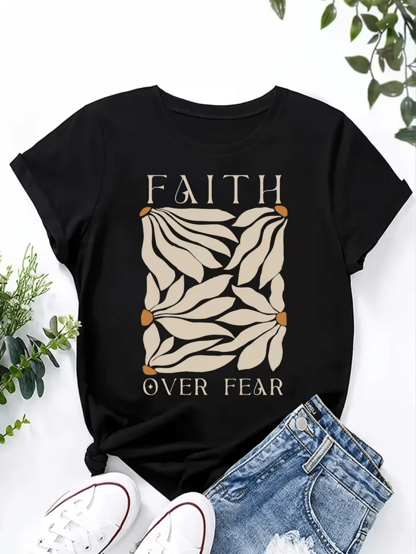Light Leaves Intertwined With Small Golden Seeds Symbolize Inner Strength And Faith That Overcomes Fear, Representing Balance And Hope In Every Stroke. A Modern And Comfortable Casual Women's T-Shirt For Everyday Wear. - 黑色 - 查看 1