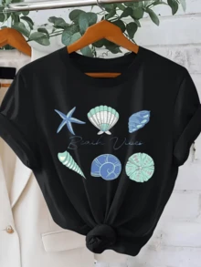 Conchas marinas y estrella de mar que evocan serenidad costera y frescura del océano con tonos azules y verdes perfectos para días soleados camiseta de mujer casual y cómoda para verano - Negro - Ver 8