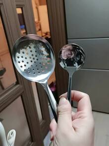 1個專業大圓形不鏽鋼湯勺，由加厚防鏽不鏽鋼製成，可用洗碗機，銀色外觀，特大容量，適合餐廳使用。設計簡單實用，大容量勺頭帶排水孔，使其成為盛放食物、舀湯、舀水等多功能工具。適用於家庭廚房、餐廳、酒店、自助餐和專業餐飲場合。 - 查看 8
