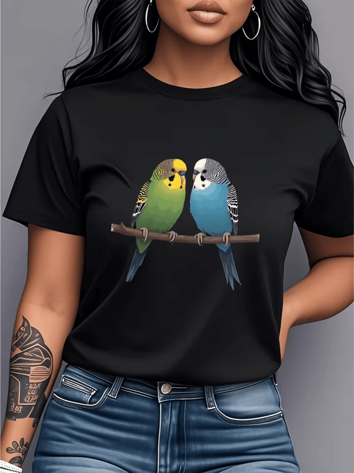 Dos periquitos coloridos posados sobre una rama mirándose con ternura simbolizan amistad alegría y amor natural camiseta de mujer casual moderna - Negro - Ver 1
