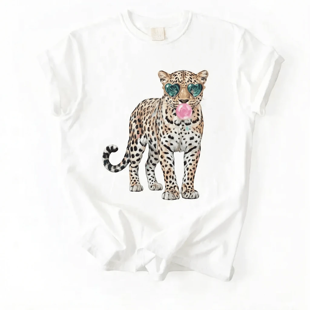 Camiseta de algodón cómoda y versátil con estampado de leopardo y gafas de sol Bubblegum, diseño de animales lindo. - Blanco - Ver 1