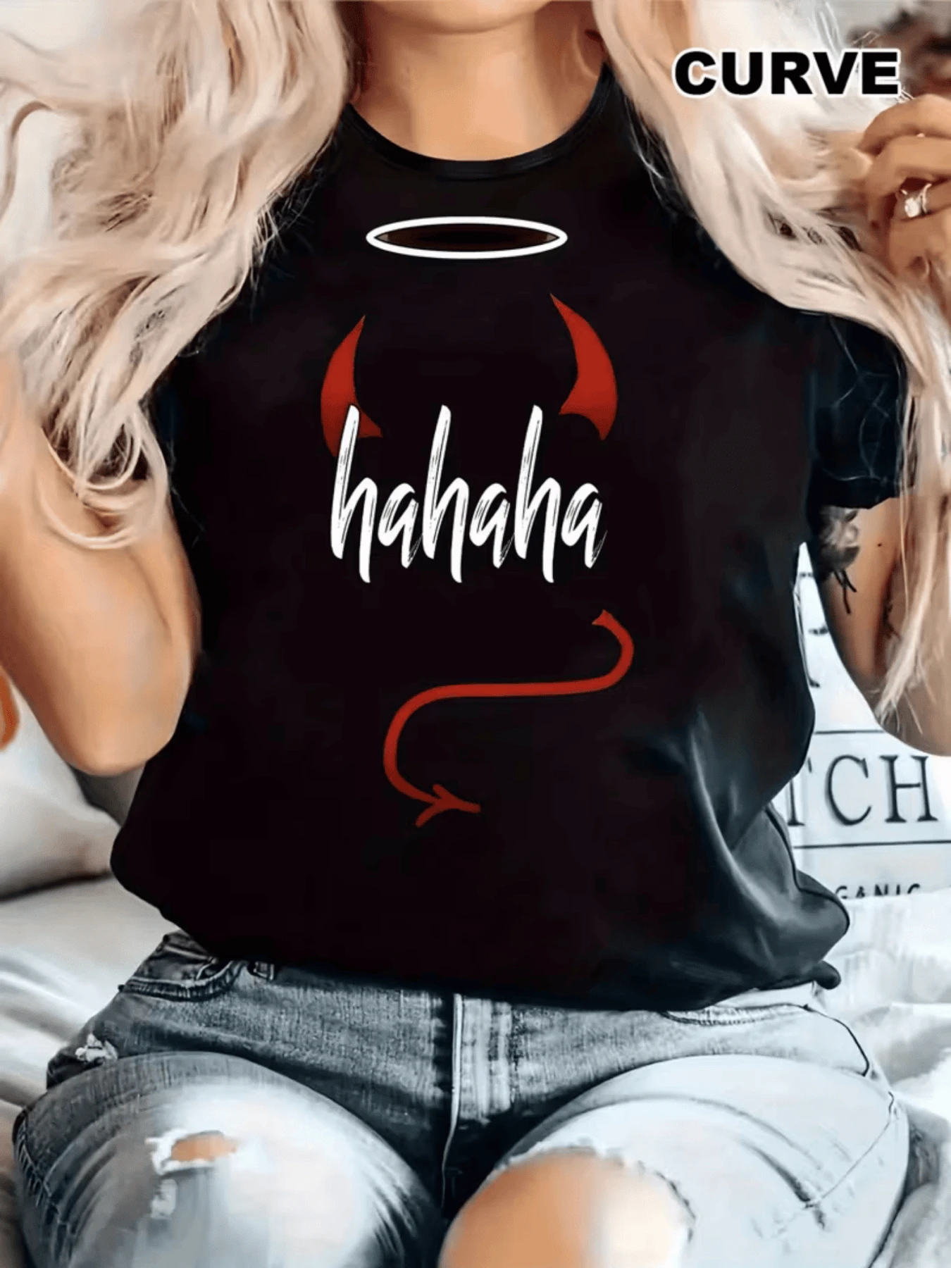 Aros rojos de demonio contrastan con un halo blanco simbolizando la dualidad entre la inocencia y la picardía reflejada en la palabra que provoca humor y misterio camiseta de mujer casual moderna para uso diario - Negro - Ver 1