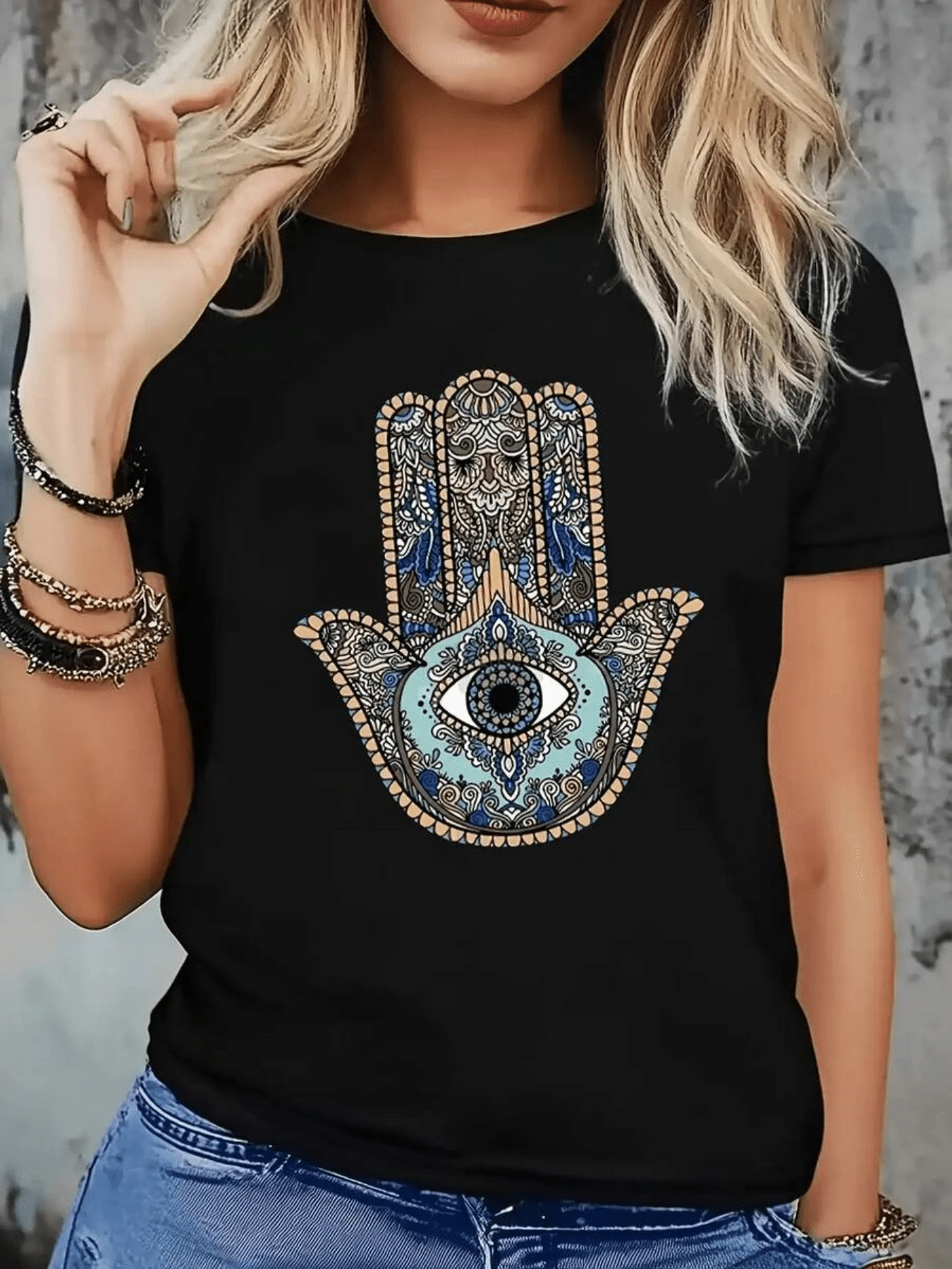 Protective Hand With Blue Eye, Symbol Of Positive Energy And Spiritual Balance, Inspired By Ancient Amulets And Sacred Patterns. Women's Casual, Modern, Comfortable T-Shirt For Everyday Wear. - 黑色 - 查看 1