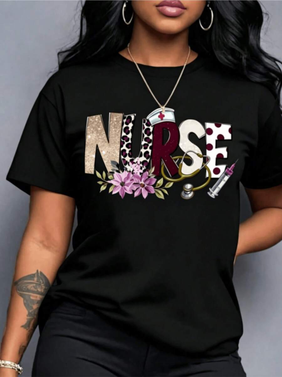 Large Letters Spelling Out The Word "Nurse" Adorned With An Animal Print, Blue Flowers, A Stethoscope, And A Syringe Symbolizing The Dedication Of Nurses. A Comfortable And Modern Casual Women's T-Shirt. - 黑色 - 查看 1