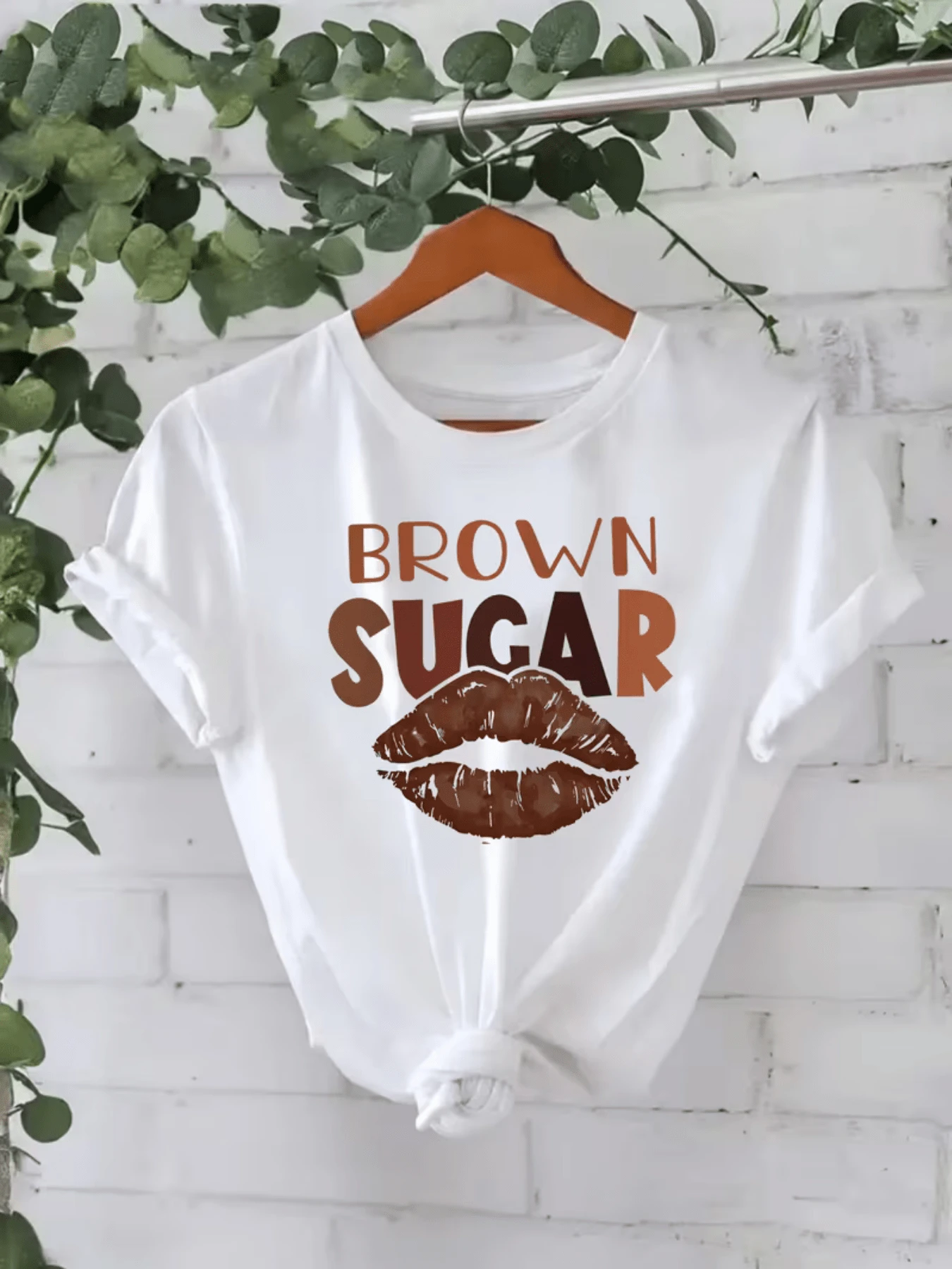 Brown Lips In The Shape Of A Kiss Evoke Sweetness, Confidence, And Positive Energy With The Text "Brown Sugar" Representing Warmth And A Modern Attitude. Comfortable And Attractive Casual Women's T-Shirt For Everyday Wear. - 白色 - 查看 1