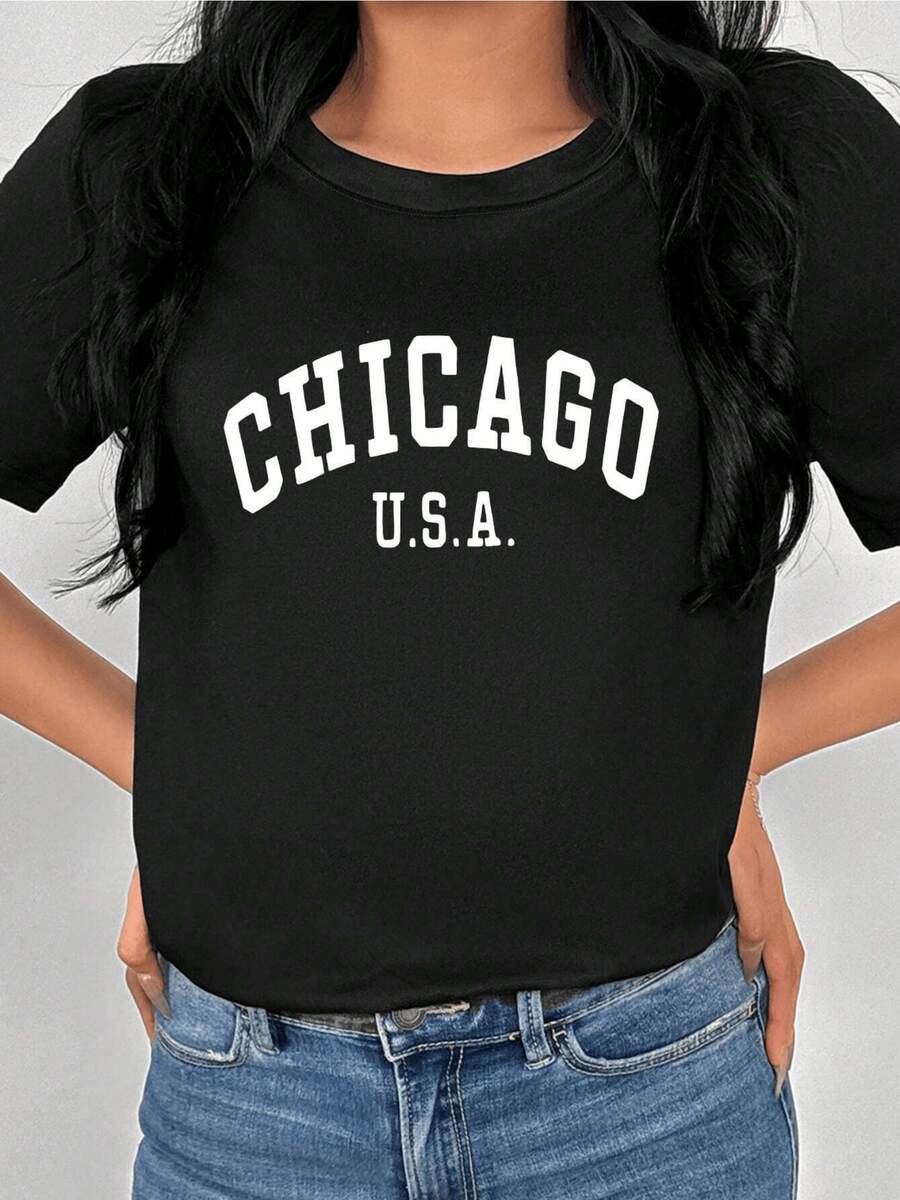Texto que representa el espíritu urbano y la energía moderna de la ciudad de Chicago acompa?ado por las siglas U.S.A. evocando orgullo y estilo casual camiseta de mujer cómoda ideal para uso diario - Negro - Ver 1