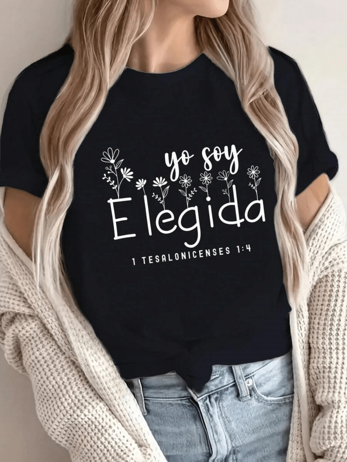 An Inspirational Phrase Expressing Faith, Hope, And Inner Strength, Accompanied By Delicate Flowers Symbolizing Spiritual Growth And Divine Choice. A Comfortable, Casual Women's T-Shirt For Everyday Wear And A Meaningful Gift. - 黑色 - 查看 1