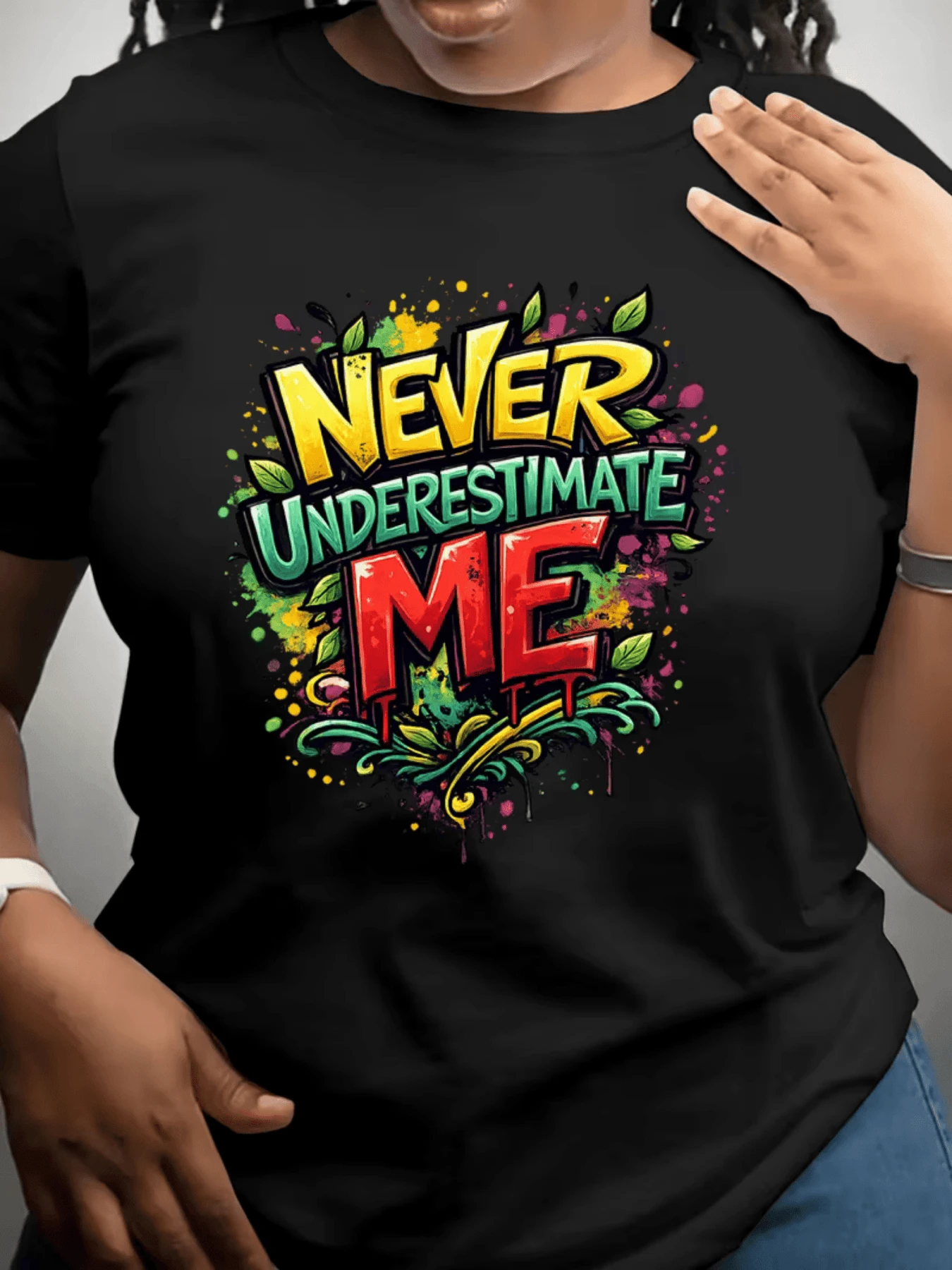 Frase colorida con letras vibrantes que expresan fuerza interior y confianza femenina con fondo de salpicaduras artísticas camiseta de mujer casual moderna cómoda para uso diario - Negro - Ver 1