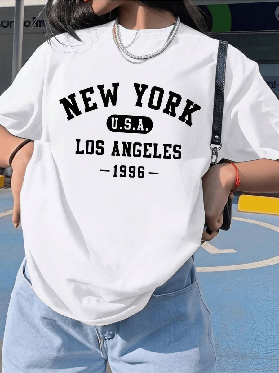 Large Lettering Evokes The Urban Spirit Of New York And Los Angeles, Along With The Year 1996, Symbolizing Modern Energy And A Relaxed Attitude. Comfortable, Modern, Casual Women's T-Shirt For Everyday Wear. - 白色 - 查看 1