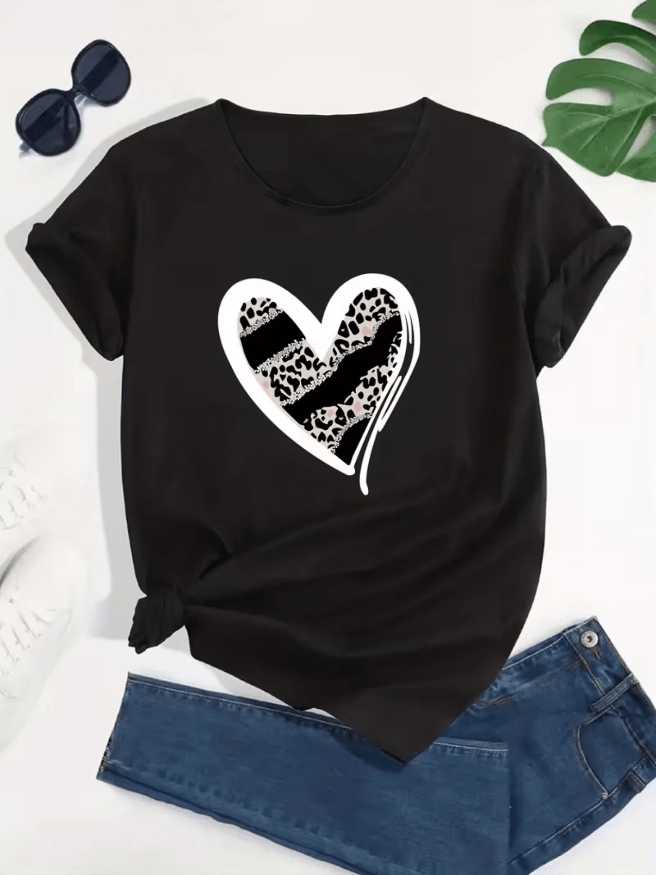 Heart With Leopard Print And Stripes Representing Strength, Passion And Tenderness Combined In A Modern And Feminine Symbol. Comfortable White Casual Women's T-Shirt For Everyday Wear - 黑色 - 查看 1