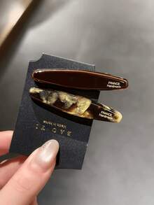 经典玳瑁纹箔片醋酸纤维发夹，刻有“FRANCE Handmade”字样，防滑鳄鱼夹可固定刘海和侧发，简约优雅的设计适合日常、工作和正式场合，是送给女性和女孩的精致发饰礼物。 - 彩色 - 查看 1