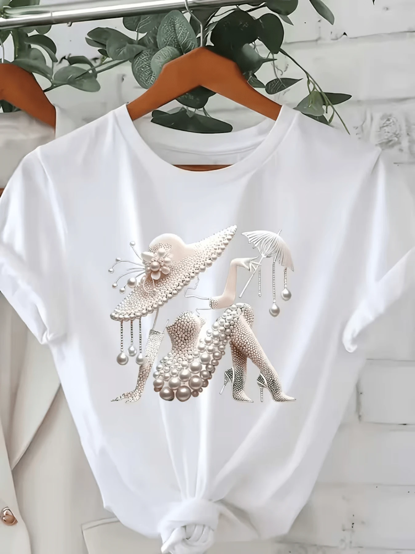 An Elegant Figure Formed By Pearls Depicts A Sophisticated Woman With A Large Hat, High Heels, And Sparkling Accessories, Showcasing Timeless Elegance And Beauty. A Modern, Comfortable, And Stylish Casual Women's T-Shirt. - 白色 - 查看 1