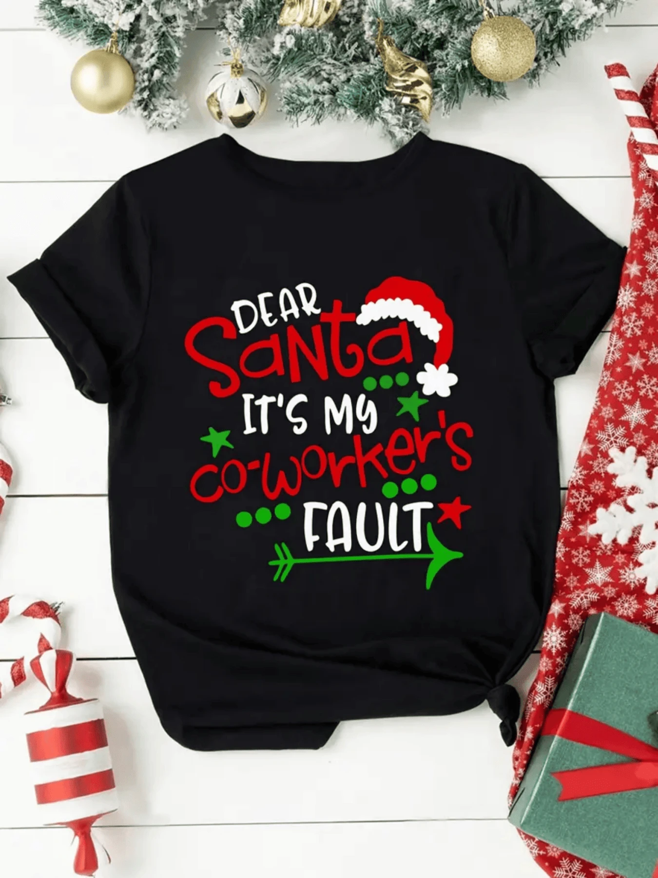 Fun Christmas Text With A Red Hat Representing Festive Humor And Cheerful Spirit In A Message That Combines Green And White Lettering With Star And Arrow Details. Casual Women's T-Shirt To Celebrate The Season In Style. - 黑色 - 查看 1
