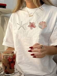 Three Symbols Of The Sea, United In Balance, Show A Starfish, A Tropical Flower, And A Seashell, Evoking Serenity, Summer, And Freshness. A Casual, Elegant, Comfortable, And Modern Women's T-Shirt. - 白色 - 查看 8