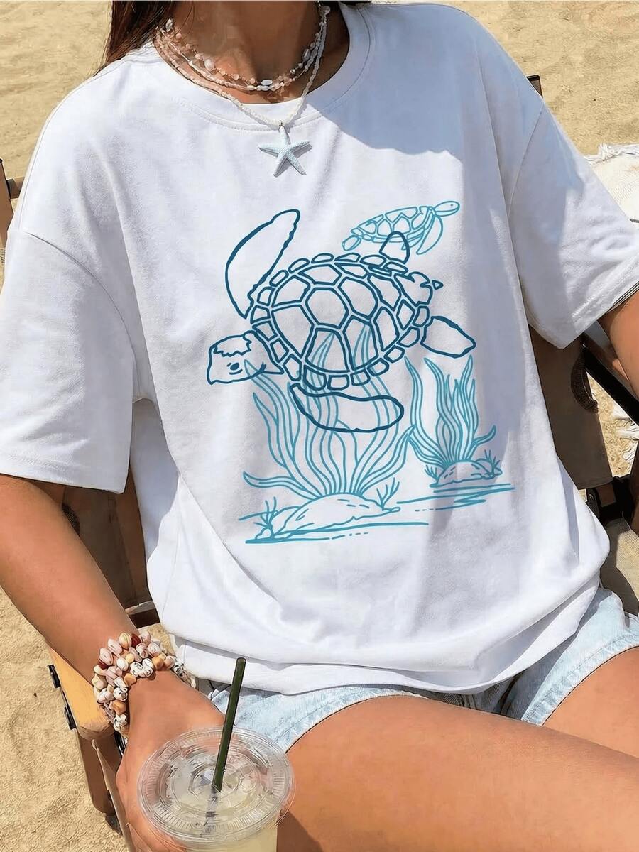 Sea Turtles Swimming Among Seaweed Convey Calm And A Connection With Nature, Representing Freedom And The Energy Of The Ocean. Casual White Women's T-Shirt For Summer - 白色 - 查看 1
