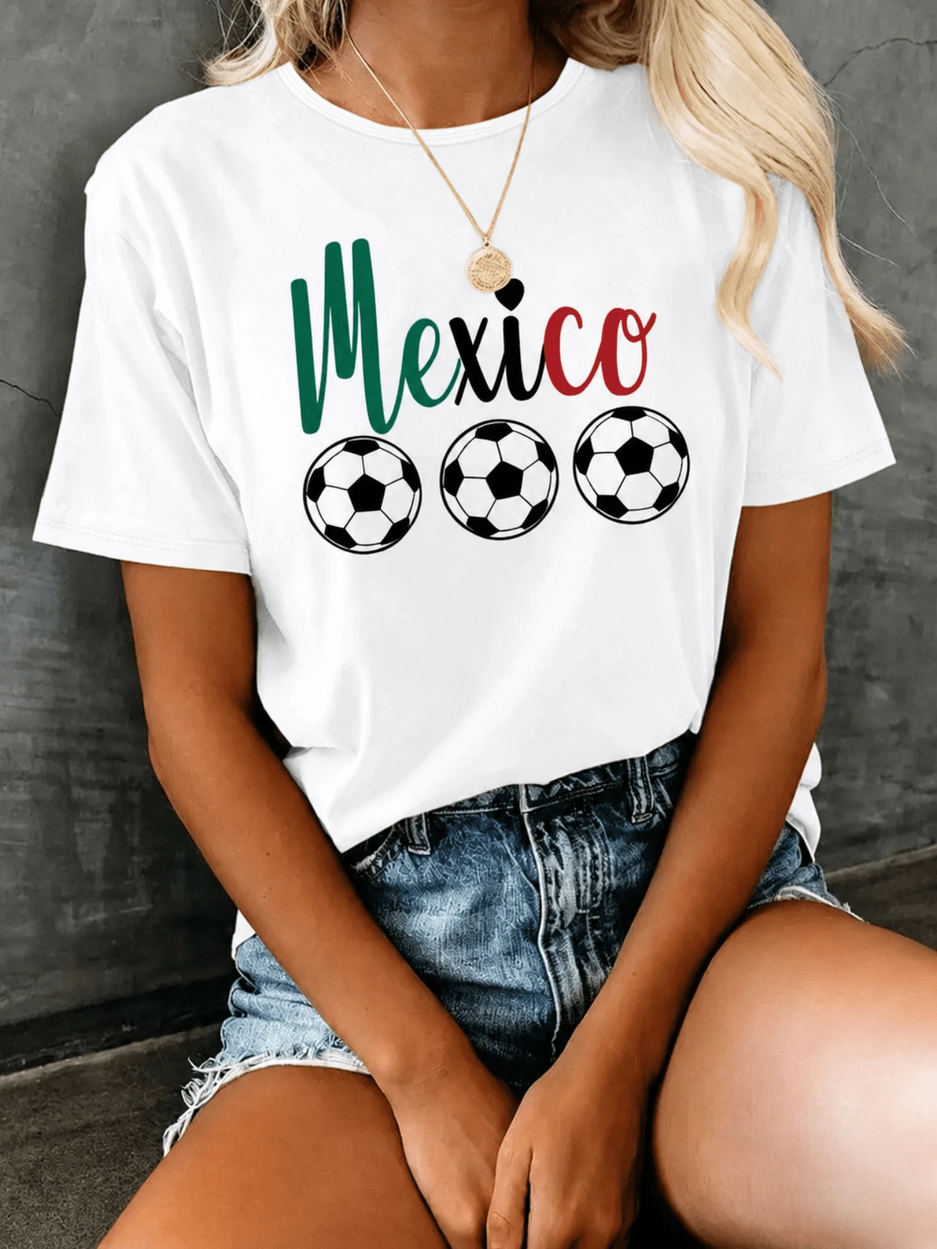 Camiseta de manga corta para mujer, cuello redondo, estampado de letras en verde, negro y rojo con balones de fútbol en blanco y negro, top casual - Blanco - Ver 1