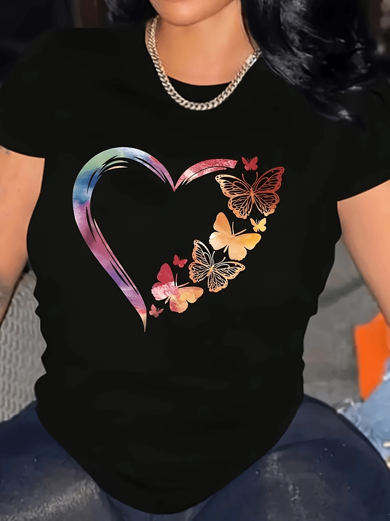 Camiseta Elegante de Talla Grande para Mujer con Estampado de Corazón y Mariposa - Diseño Multicolor Vibrante, Cuello Redondo, Lavable a Máquina, Top Casual de Primavera Verano Otoño, Camisas Opacas