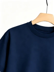 Camiseta de mujer de manga corta, estampado de rosa, rosa roja grande con mariposas en tonos rojo y dorado, prenda en color azul marino, cuello redondo casual - MARINO - Ver 3