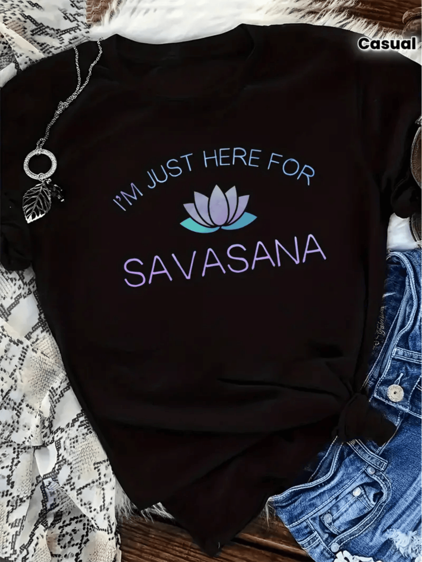 Flor de loto que simboliza la calma interior y la conexión espiritual perfecta para quienes buscan equilibrio mientras practican yoga camiseta de mujer con frase inspiradora Savasana relajada y cómoda para uso diario - Negro - Añade 1