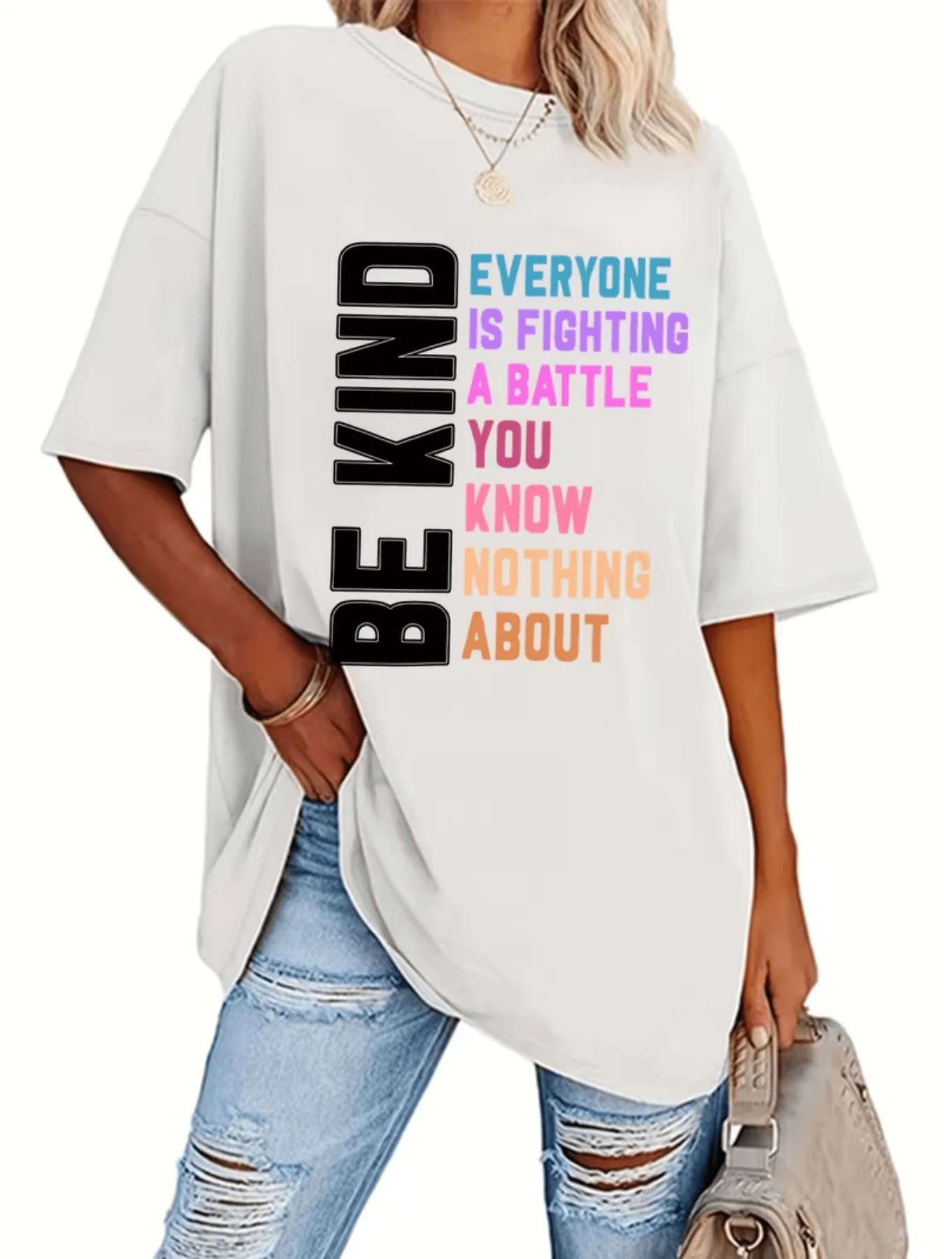 A Motivational Phrase That Inspires Empathy By Reminding Us That Everyone Faces Their Own Invisible Battles And Encourages Us To Always Be Kind. A Modern, Casual Women's T-Shirt With A Positive Message. - 白色 - 查看 1
