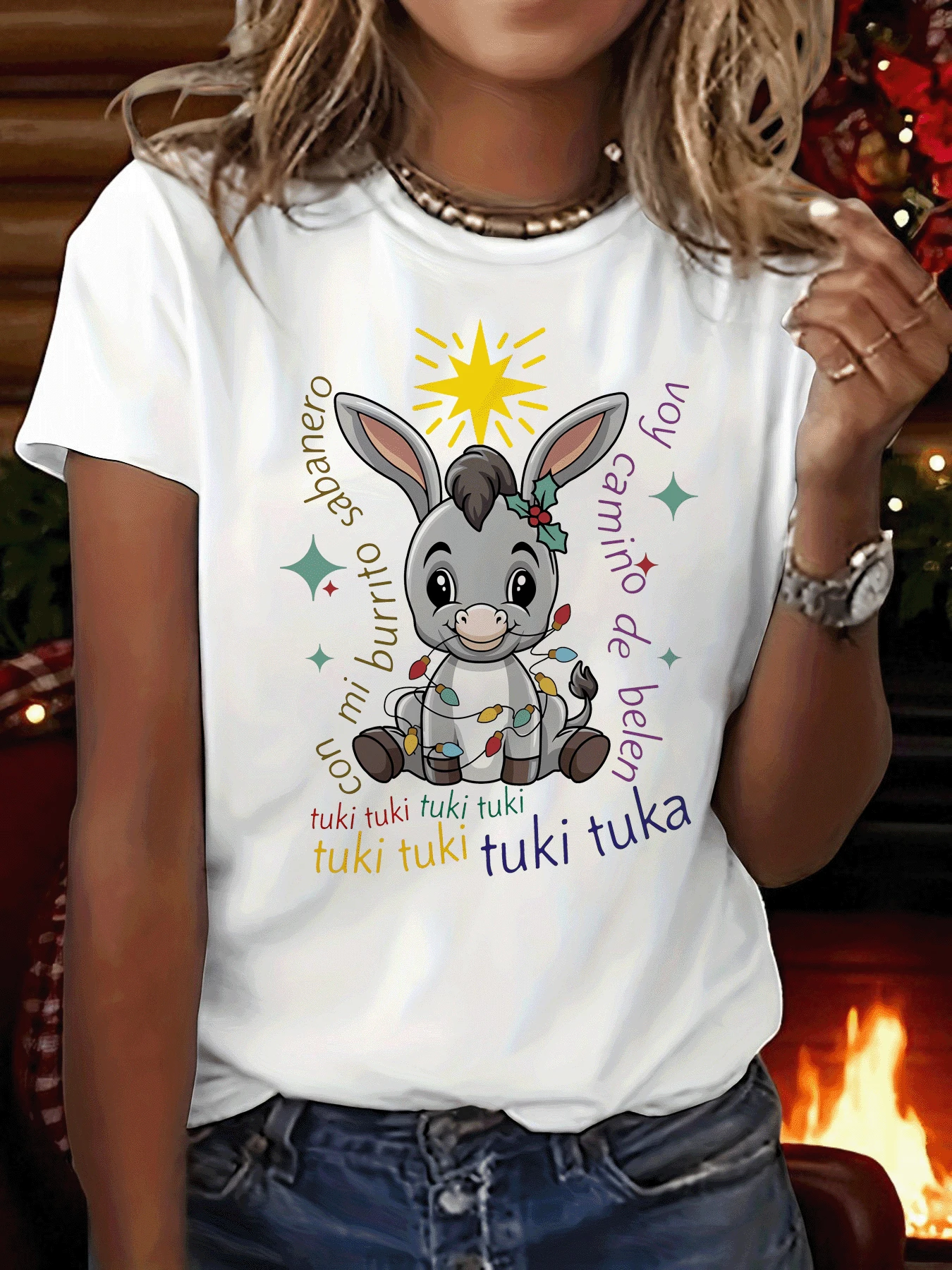 Camiseta con estampado gráfico "Merry Christmas Voy Camino De Belen Tuki", manga corta, cuello redondo, top casual para verano y primavera, ropa de mujer - [Blanco] - Ver 1
