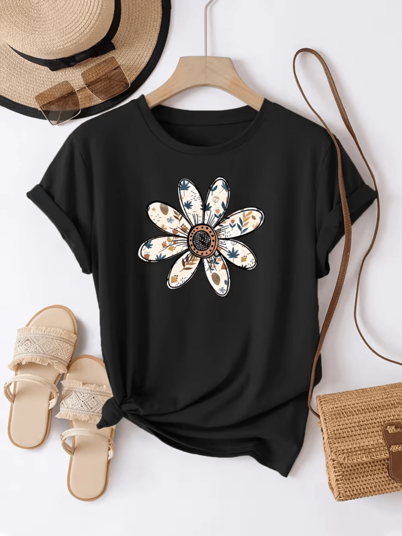 Large Flower With Petals Decorated With Leaf Motifs And Geometric Shapes That Convey Freshness, Natural Energy And Joy. Comfortable And Modern White Short-Sleeved Casual T-Shirt For Women. - 黑色 - 查看 1