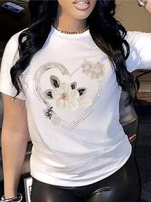 A Shimmering Heart Formed By Golden Lines Surrounding White Flowers With Soft Petals And Luminous Details Symbolizes Love, Purity, And Feminine Energy. A Modern, Elegant, Casual Women's T-Shirt. - 白色 - 查看 8