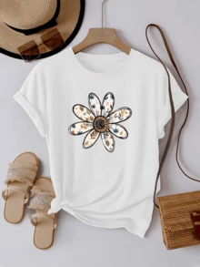 Large Flower With Petals Decorated With Leaf Motifs And Geometric Shapes That Convey Freshness, Natural Energy And Joy. Comfortable And Modern White Short-Sleeved Casual T-Shirt For Women. - 白色 - 查看 1