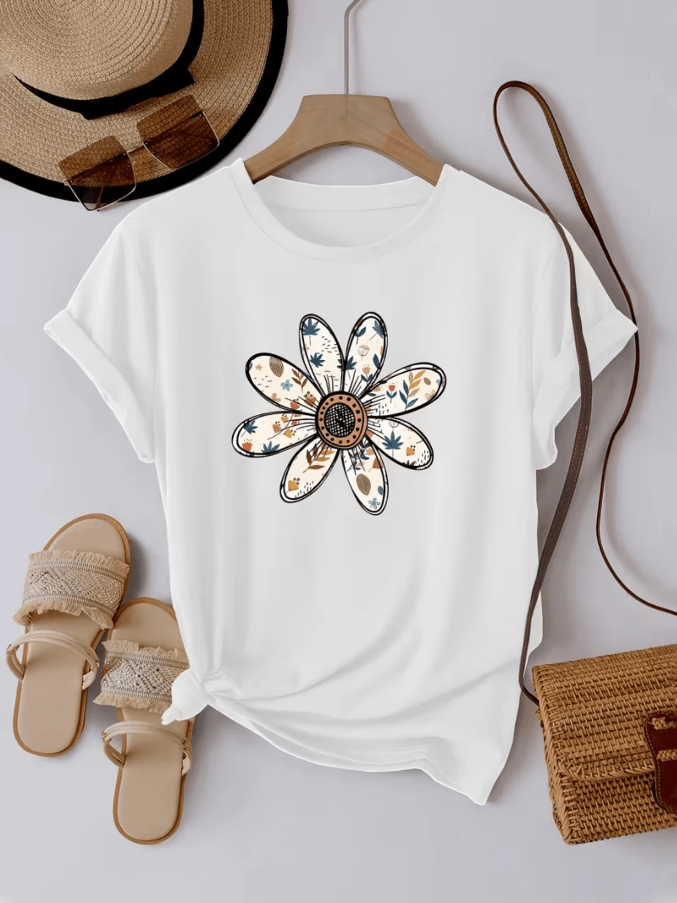 Large Flower With Petals Decorated With Leaf Motifs And Geometric Shapes That Convey Freshness, Natural Energy And Joy. Comfortable And Modern White Short-Sleeved Casual T-Shirt For Women. - 白色 - 查看 1