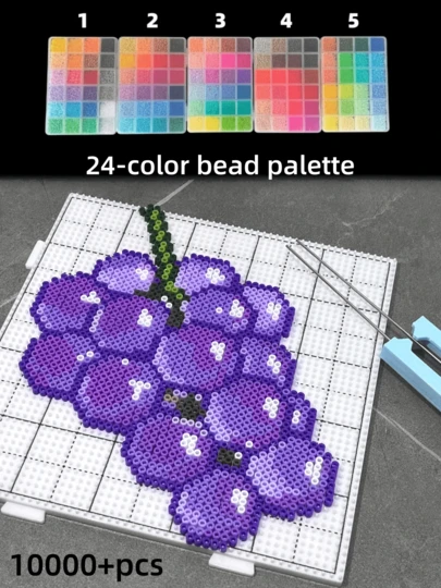 Khay đựng hạt nhựa Perler 2.6mm 24 màu, thiết kế ngăn chống dính, kết hợp nhiều màu sắc, lưu trữ tiện lợi và gọn gàng, chất liệu chịu nhiệt cao, độ trung thực màu sắc cao, hạt nhựa thủ công nghệ thuật pixel giúp giảm căng thẳng sáng tạo, có thể kết hợp tự do thành nhiều hình dạng khác nhau, thích hợp làm móc khóa, đồ trang trí treo, nam châm và các phụ kiện độc đáo/dễ thương khác, món quà tuyệt vời cho lễ tốt nghiệp, tựu trường và bạn bè.