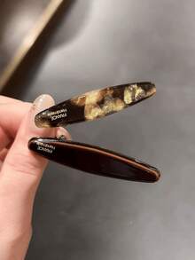经典玳瑁纹箔片醋酸纤维发夹，刻有“FRANCE Handmade”字样，防滑鳄鱼夹可固定刘海和侧发，简约优雅的设计适合日常、工作和正式场合，是送给女性和女孩的精致发饰礼物。 - 彩色 - 查看 3
